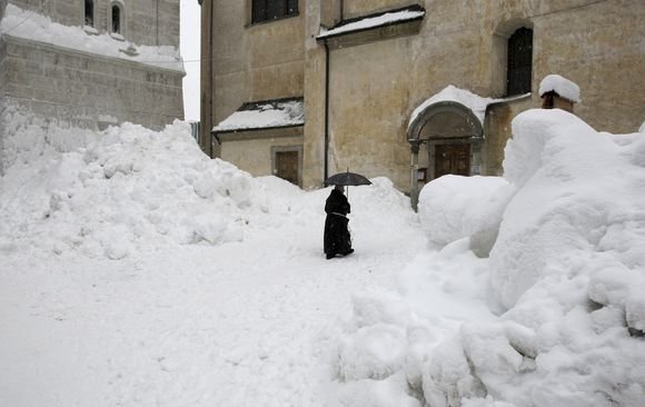 Vienuolis eina į bažnyčią.