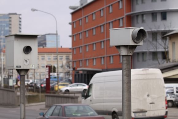 Greičio matuokliai gali „pakibti ore“ – savivaldybė ketina nutraukti sutartį su juos prižiūrinčia įmone, o naujo operatoriaus paieškos truks ne vieną mėnesį. 