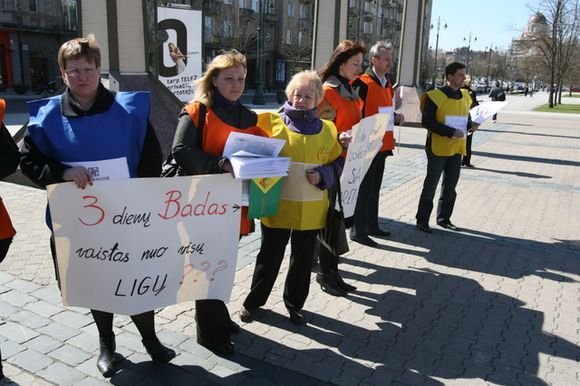 Profsąjungų protesto akcija prie Seimo dėl ligos išmokų tvarkos pakeitimo.