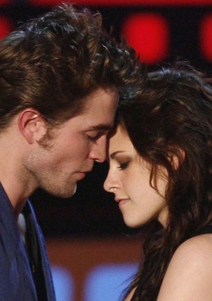 Robertas Pattinsonas ir Kristen Stewart apdovanoti už geriausią bučinį filme „Saulėlydis“.