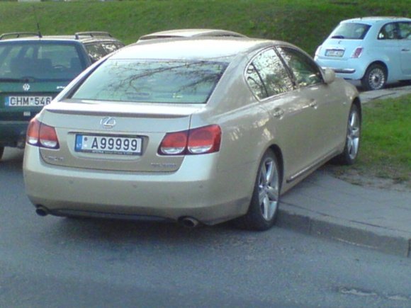 Pažeidėjas su Lexus'u