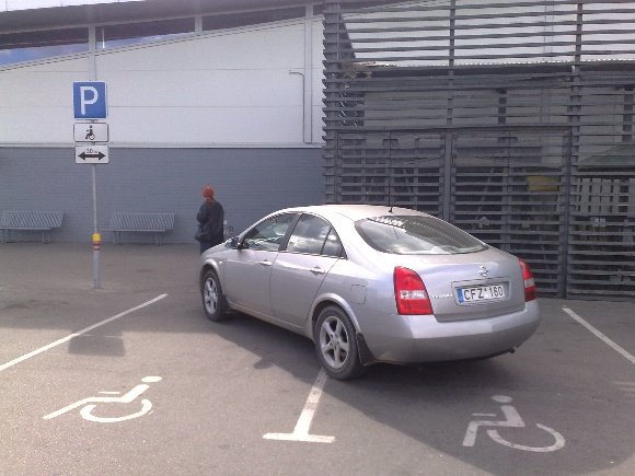 Fotopolicija. Skersas Nissan'as.