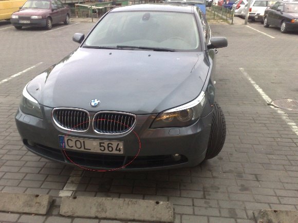 Numestas BMW prie parduotuvės