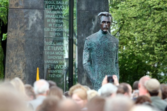 Atidengtas paminklas V.Kudirkai