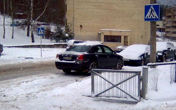 15min.lt skaitytojo Arūno B. nuotr./TOYOTA ant pėsčiųjų perėjos