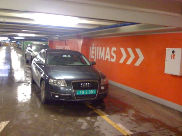 15min.lt skaitytojo Zilviuxo nuotr./Fotopolicija. Diplomato AUDI &bdquo;Panoramos&ldquo; aik&scaron;telėje
