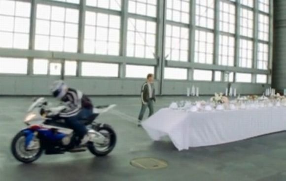 Motociklu BMW atliekamas triukas