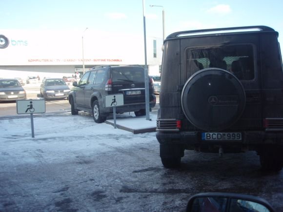 Fotopolicija: kas sudėtingiau pastatys mašiną