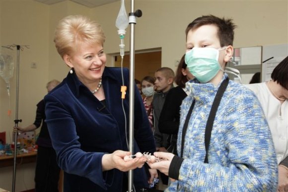 Prezidentė su ligoniukais.
