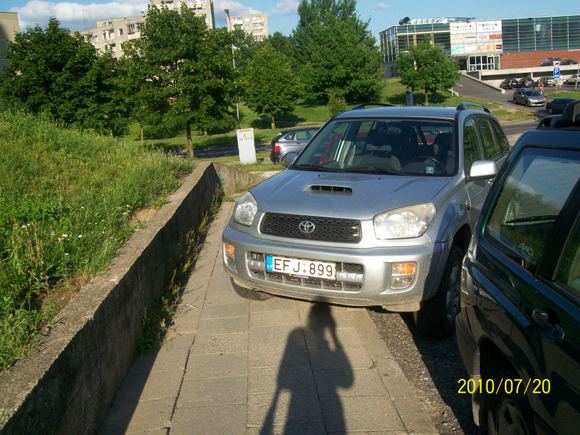 Fotopolicija, visureigis ant šaligatvio