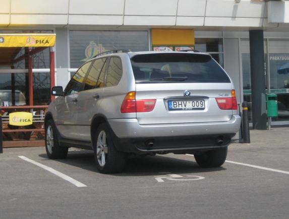 Fotopolicija: BMW neįgaliųjų vietoje