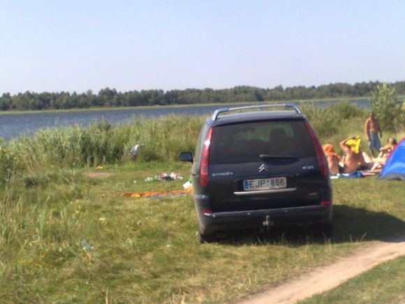 Fotopolicija: automobilis prie ežero