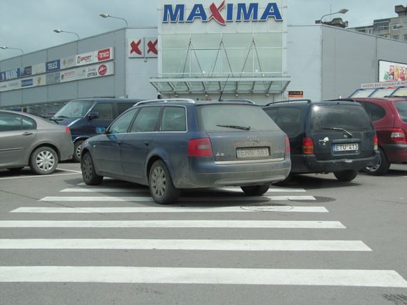 Automobilį pastatė ant perėjos
