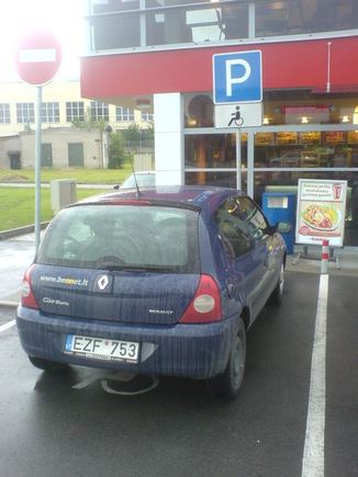 Automobilis neįgaliųjų vietoje