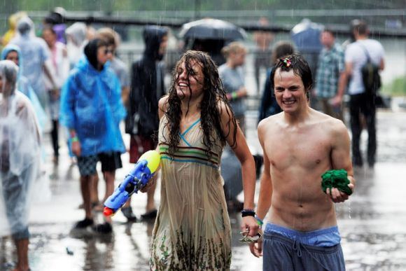 Festivalio žiūrovus skalbė lietus