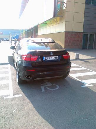 BMW X6 neįgaliųjų vietoje