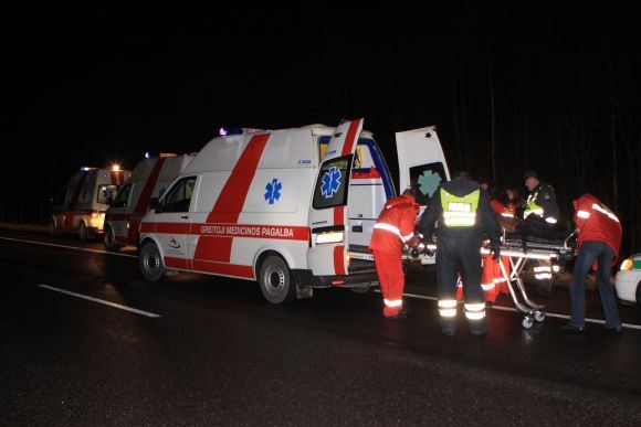 Nuo kelio nulėkė latvių mikroautobusas