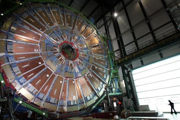 Didžiajame hadronų kolaideryje naudojamas superlaidininkinis solenoidinis magnetas yra didžiausias pasaulyje.