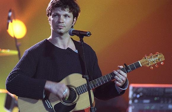 Bertrandas Cantat nusprendė tęsti muzikinę karjerą.