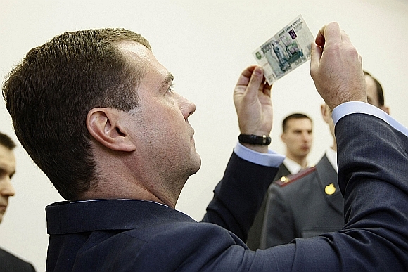 Prezidentas Dmitrijus Medvedevas Rusijos Banką ragino rečiau kaitalioti rublio kursą.