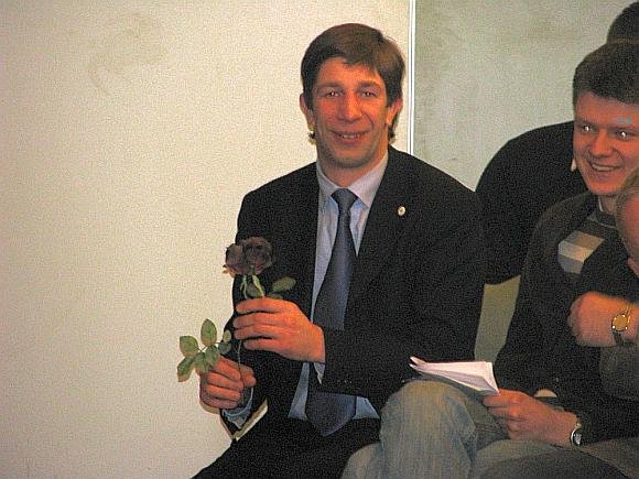 Antanas Nedzinskas dovanų gavo gėlę.