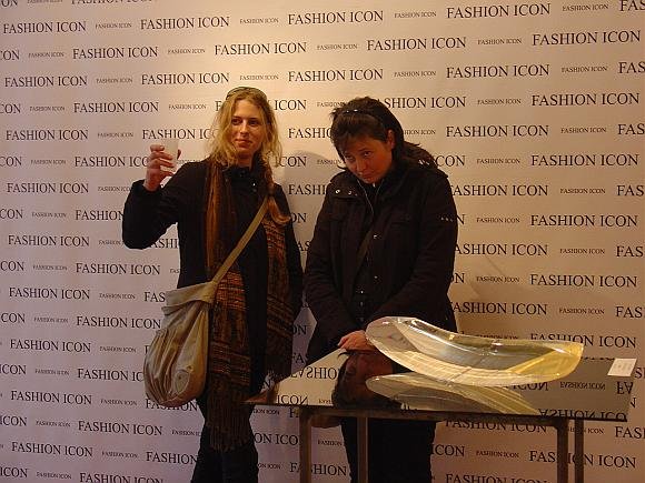 Aspirantės ir parodos dalyvės Bronė Neverdauskienė ir Indrė Stulgaitė prie Agnės Biskytės instaliacijos „Siena: FASHION ICON“, bei Indrės Stulgaitės stiklo kūrinio.