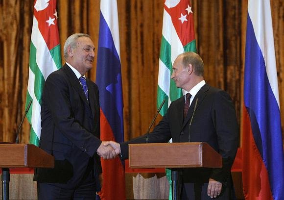 Abchazijos prezidentas Sergejus Bagapšas ir Rusijos premjeras Vladimiras Putinas
