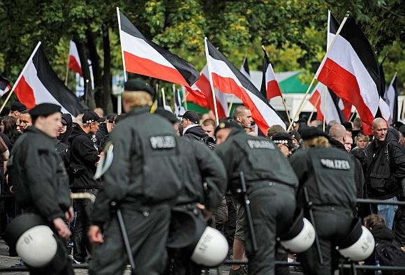 Neonacių mitingą saugojo policininkai.