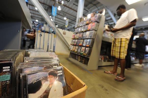 Michaelo Jacksono populiarumas po mirties staiga vėl išaugo