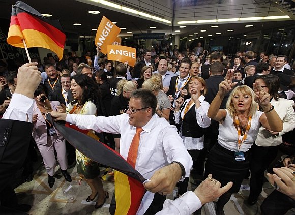 Angelos Merkel šalininkai švenčia pergalę