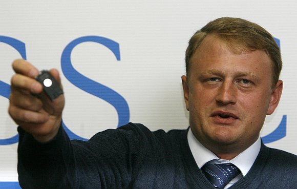Aleksejus Dymovskis per spaudos konferenciją demonstravo diktofoną, kuriame, pasak jo, yra užfiksuoti jo pareiškimų įrodymai.