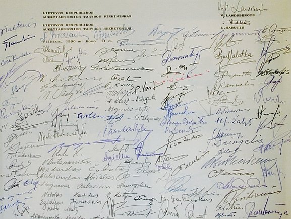 Signatarų parašai ant Lietuvos nepriklausomos valstybės atstatymo akto