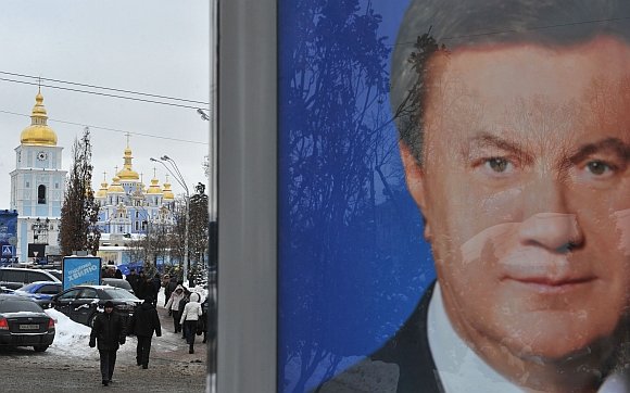 Viktoro Janukovyčiaus rinkimų agitacijos plakatas Kijevo gatvėje