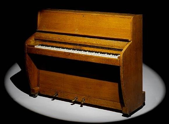 „Challen“ pianinas, kuriuo grojo muzikos įžymybės „The Beatles“ ir „Pink Floyd“