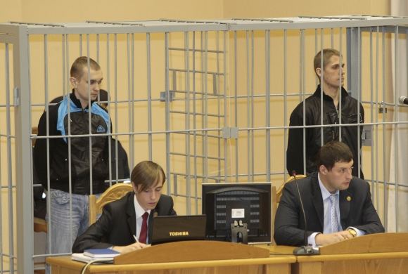 Teismo narve – teisiamieji Dmitrijus Konovalovas (kairėje) ir Vladislavas Kovaliovas