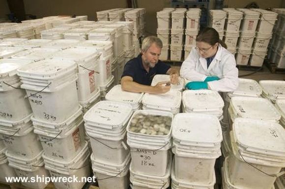 „Odyssey Marine Exploration“ atstovai prie monetų lobio