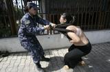 &bdquo;Reuters&ldquo;/&bdquo;Scanpix&ldquo; nuotr./Nepalo policija prie&scaron; tibetiečius protestuotojus