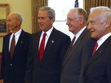 wikimedia.org nuotr./Astronautai Michaelas Collinsas (kairėje), Neilas Armstrongas (antrasis i&scaron; de&scaron;inės) ir Buzzas Aldrinas (de&scaron;inėje) su tuometiniu JAV vadovu George'u W. Bushu per 35-ąsias  nusileidimo Mėnulyje metines.