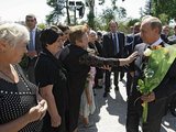 &bdquo;Scanpix&ldquo; nuotr./Suchumyje Vladimiras Putinas pabendravo su vietiniais gyventojais