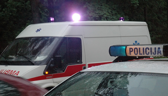 Policija ir greitoji medicinos pagalba.