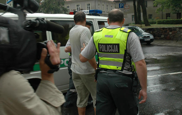 Policininkai veda girtą vyrą