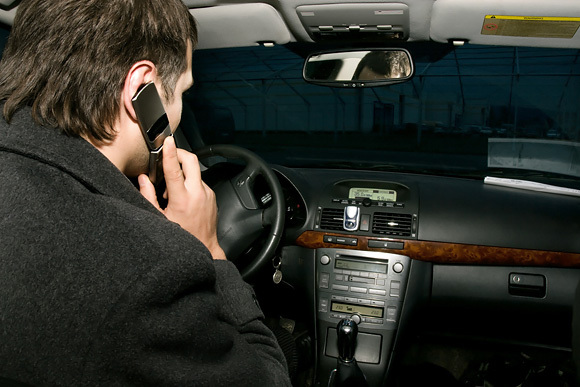 Kalbėti telefonu vairuojant - draudžiama