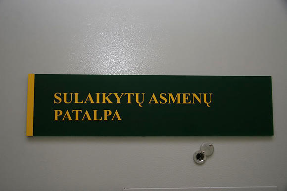 Sulaikytų asmenų patalpa.