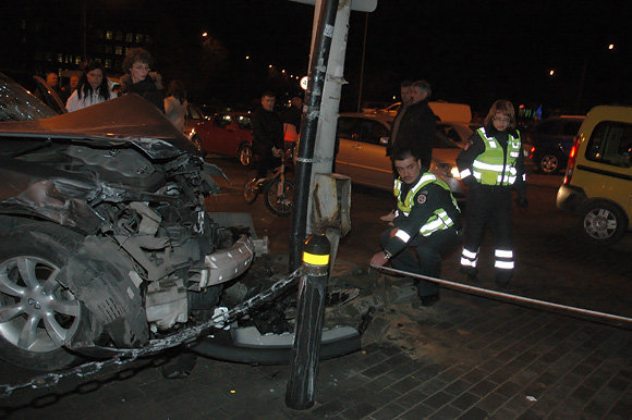 Asociatyvinė iliustracija: per avariją sudaužytas automobilis