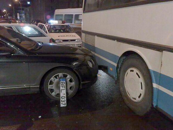 Autobusas kliudė verslininko automobilį.