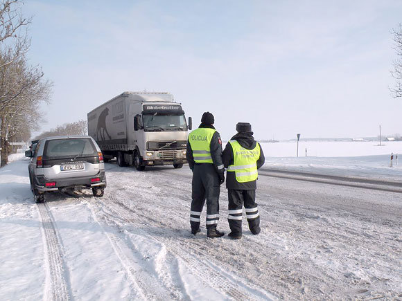 Pasieniečiai su policija tikrina automobilius