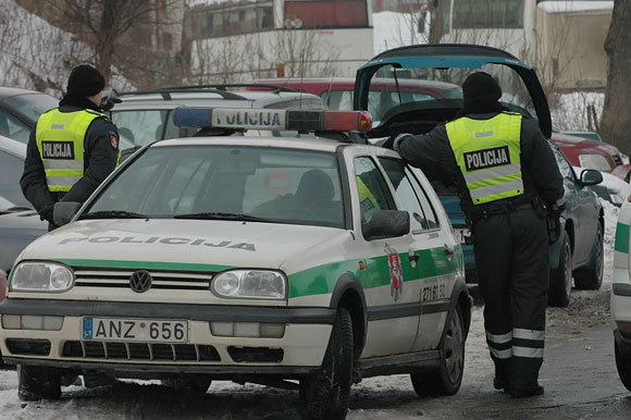 Asociatyvinė iliustracija: per nesėkmingas gaudynes buvo taranuotas panašus į šį policijos „VW Golf“ automobilis. 
