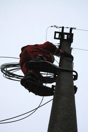 Į stulpą įlipęs elektrikas