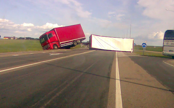 Prie Panevėžio apvirtęs vilkikas