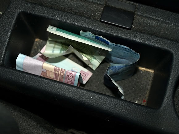 Asociatyvinė iliustracija: kyšiai policininkams neretai dedami čia.